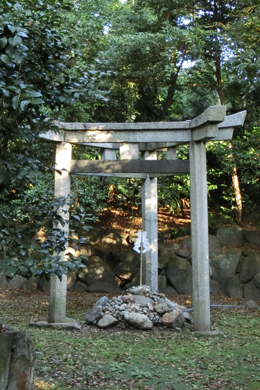 何かを封印している？】京都に鎮座する謎の「三柱鳥居」が意味するもの 