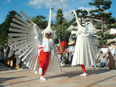 みやびな伝統を受け継ぐ津和野の鷺舞 島根県津和野町・弥栄神社など