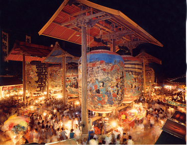 超特大　提灯　神社　祭り 大提灯につづられた歴史絵巻に灯がともる 愛知県西尾市・諏訪神社2011