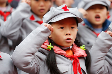 歴史的悲劇の裏で進められた「子供たちの洗脳」 児童書で読み解く